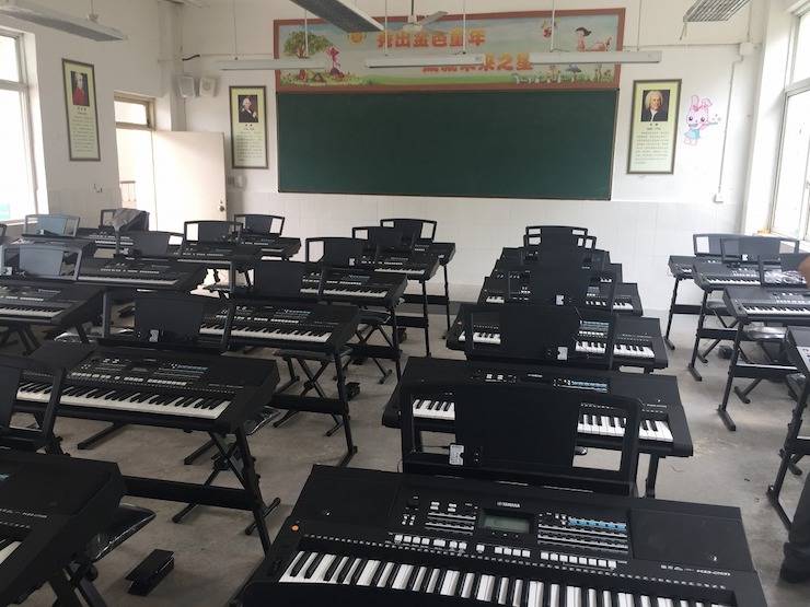 俄罗斯专享会乐器爱心捐赠行动在四川金堂县举办 ——与音乐牵手 随幸福成长