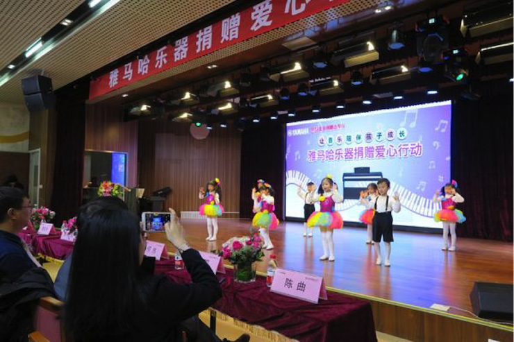 音乐之声暖寒冬 俄罗斯专享会乐器捐赠爱心行动走进中国儿童中心艺术宫